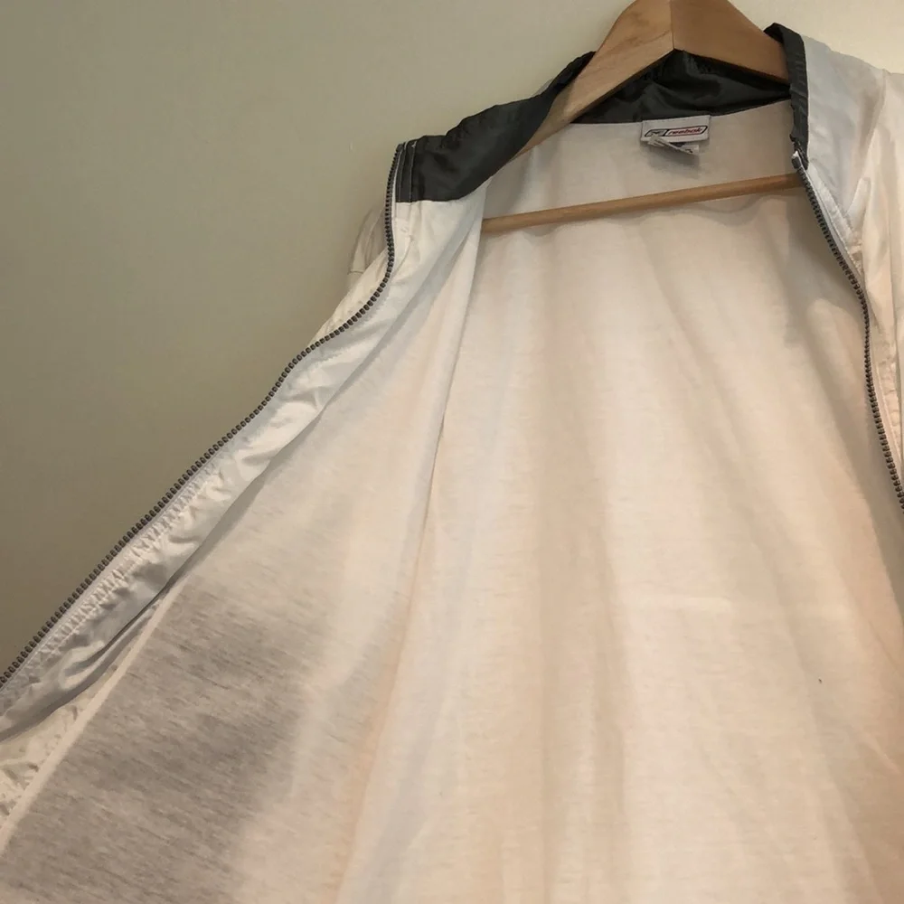 VINTAGE 90’s Reebok Full Body Zip Windbreaker in White With Gray Accents, Size L - Picture 5 of 6